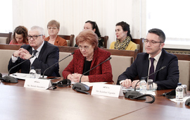 La commission parlementaire du Budget et des finances, celle des Affaires européennes et de la supervision des fonds européens, et celle de la Politique économique et du tourisme ont discuté avec des représentants de la Commission européenne l'adhésion de la Bulgarie à la zone euro