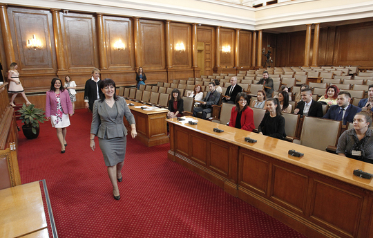 La Présidente de l'Assemblée nationale, Tsveta Karayancheva, a remis des certificats honorifiques aux volontaires qui ont assisté la dimension parlementaire de la première présidence bulgare du Conseil de l'UE
